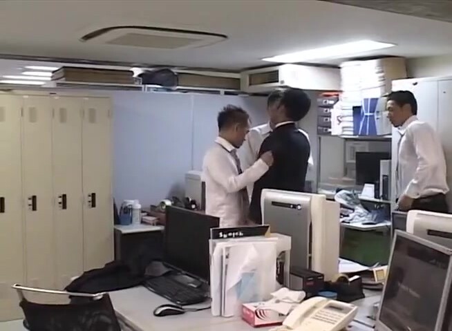 办公室淫事：变态大叔接受三名同事的猥亵惩罚！