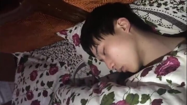 姐姐带姐夫回家过年,偷摸熟睡姐夫,姐夫已然发现但是不好意思出声