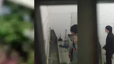 学校图书馆自习偶遇暗恋对象,尾随偷看直男同学上厕所,多日学习压力得到放松释放