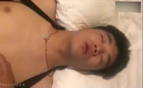 完整版同学聚餐亲弟弟被灌醉,哥哥把鲜肉弟弟带回家,偷偷把弟弟操了还射他一脸