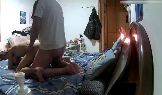家庭摄像头记录后爸玩学生骚儿子,刚放学回家就被爸爸扒光衣服