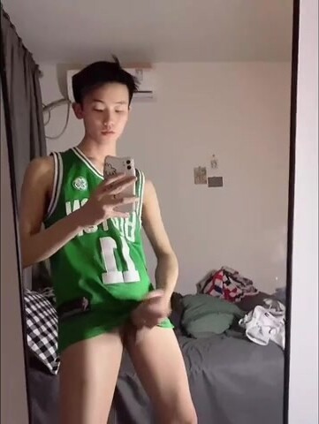 鲜肉体育生对镜打飞机✈️