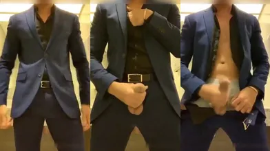 正装帅逼在厕所发情,屌大臀翘身材真他娘的极品,辦开公逼引诱大鸡巴去操他,不懂鸡巴插进去是什么滋味