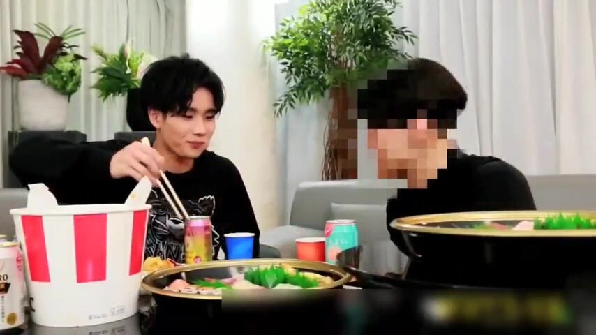 男孩还在招待朋友,就被哥哥带到房间做爱 上集