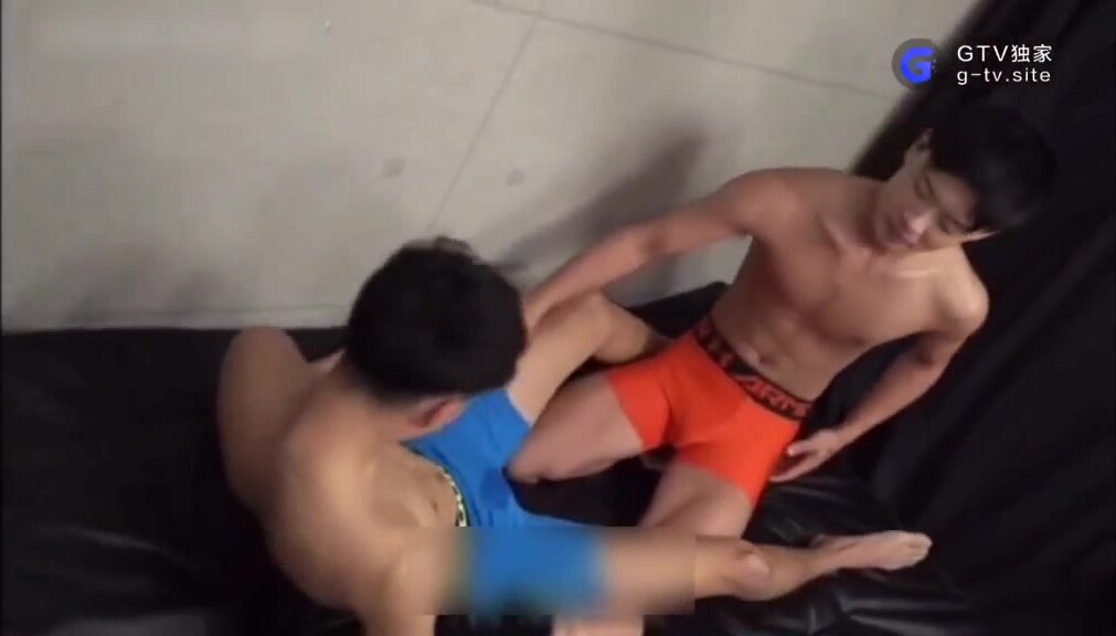 被学长挑逗、磨枪,下体坚硬如铁,急需释放 上集