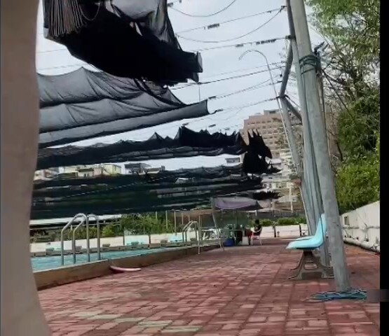 露天诱惑三个人到公厕