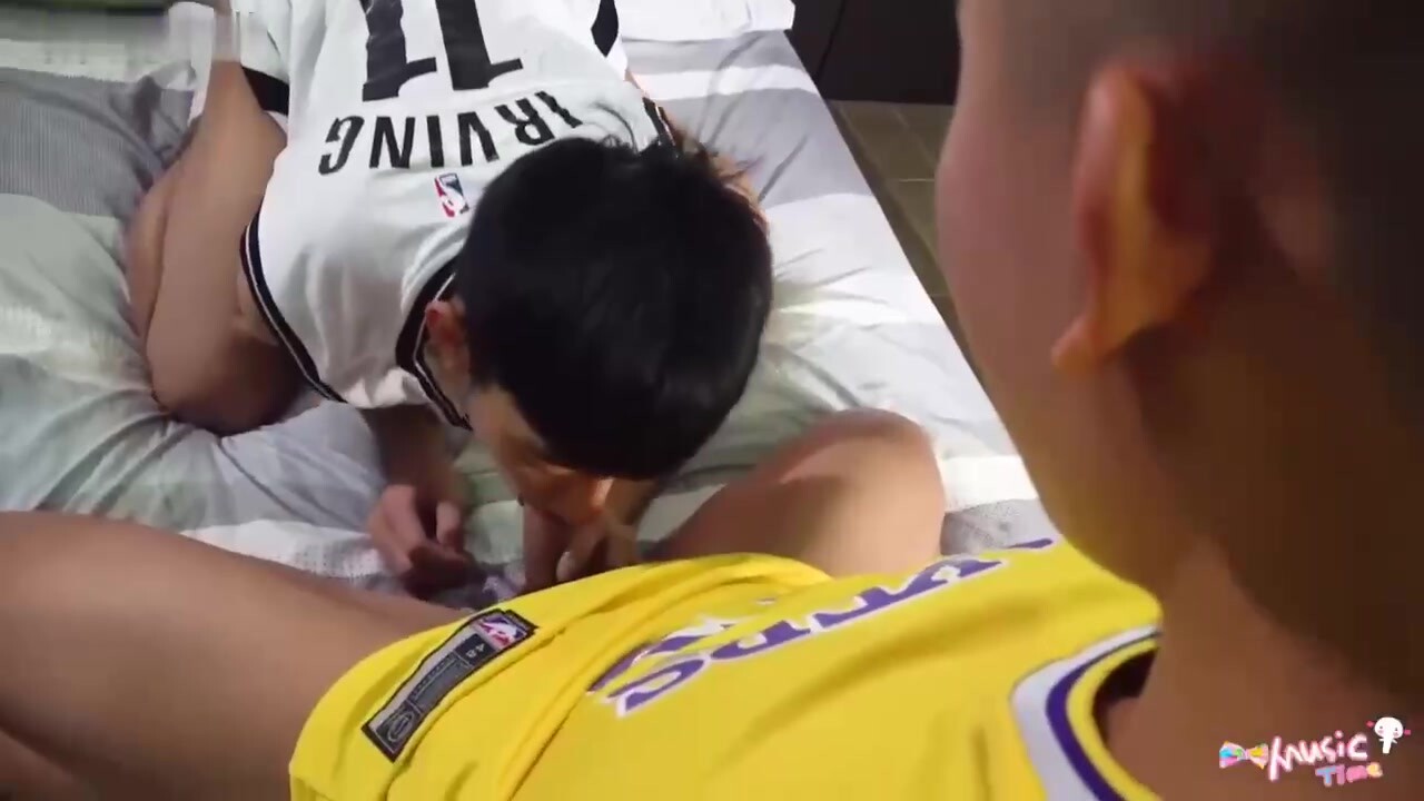 颜值小可爱乐和好友打完球回家被好友猛操翘臀无毛骚菊