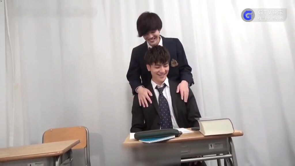 高中生教室发骚,让同学来调教自己 上集
