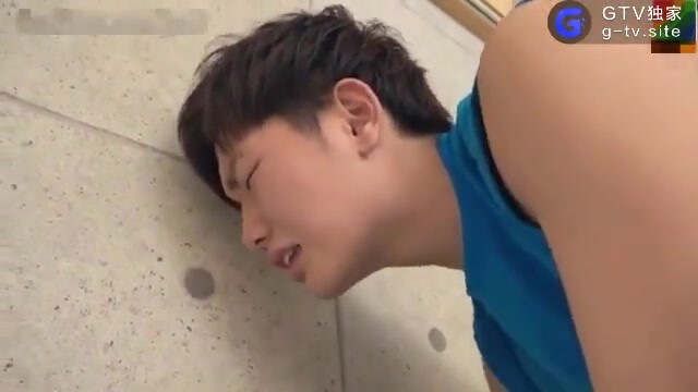 鲜肉弟弟被骗拍下裸照遭摄影师威胁 忍痛被变态叔叔开苞雏菊 痛叫哀嚎