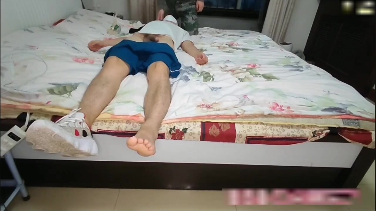 国民小三剧情-小九被捂晕玩射大鸡巴