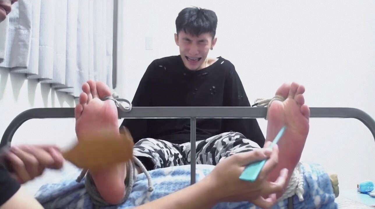 帅哥在宿舍被挠脚心惩罚