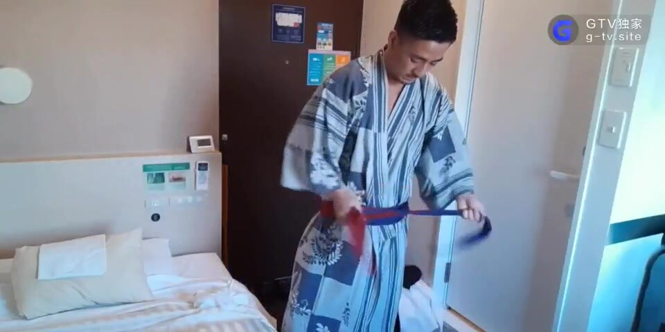 日本男优约战欧美白发小哥 上集