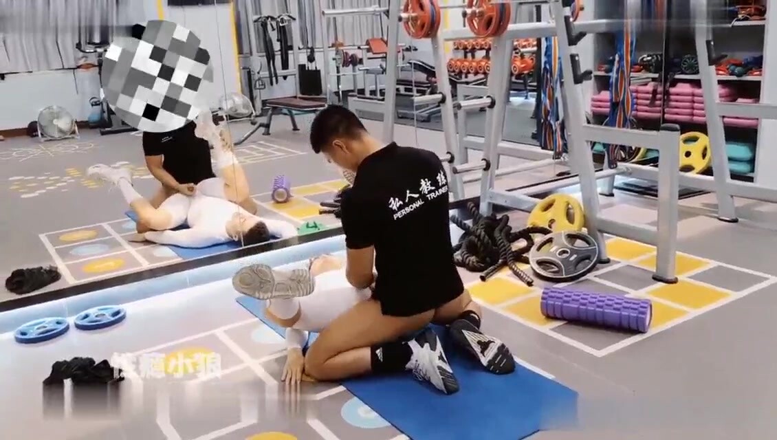 深夜在无人的健身室操逼是什么体验,狠狠撕开肌肉狗的裤子粗鲁进入,啪啪操逼声响彻整个房间
