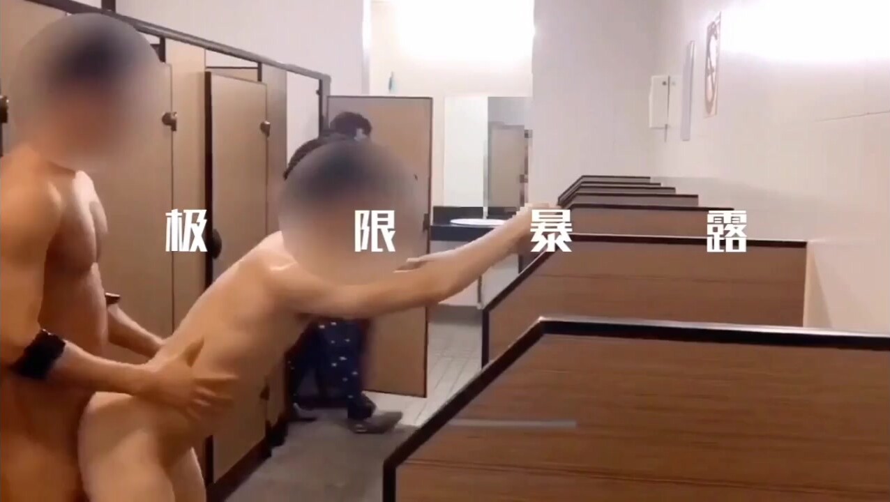 (公厕暴露) (推荐) 公厕暴露当众配种看傻路人