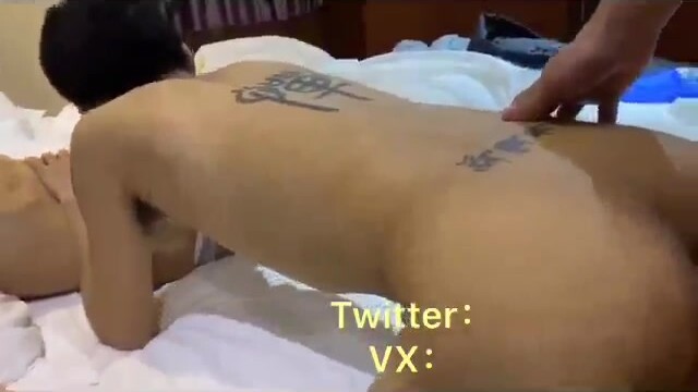 【完整版】名媛王港被硬汉找来的健身教练、双性好友、已婚奶爸4P无套轮操双龙,骚逼被操到喷尿尿一身