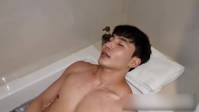 圣诞节朋友家的盛宴,偷拍朋友沐浴调教朋友