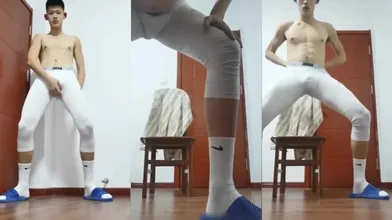篮球少年趁父母不在家撸射喷发