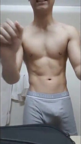 [完整版] 肌肉体育生周末在家对着女记者自嗨