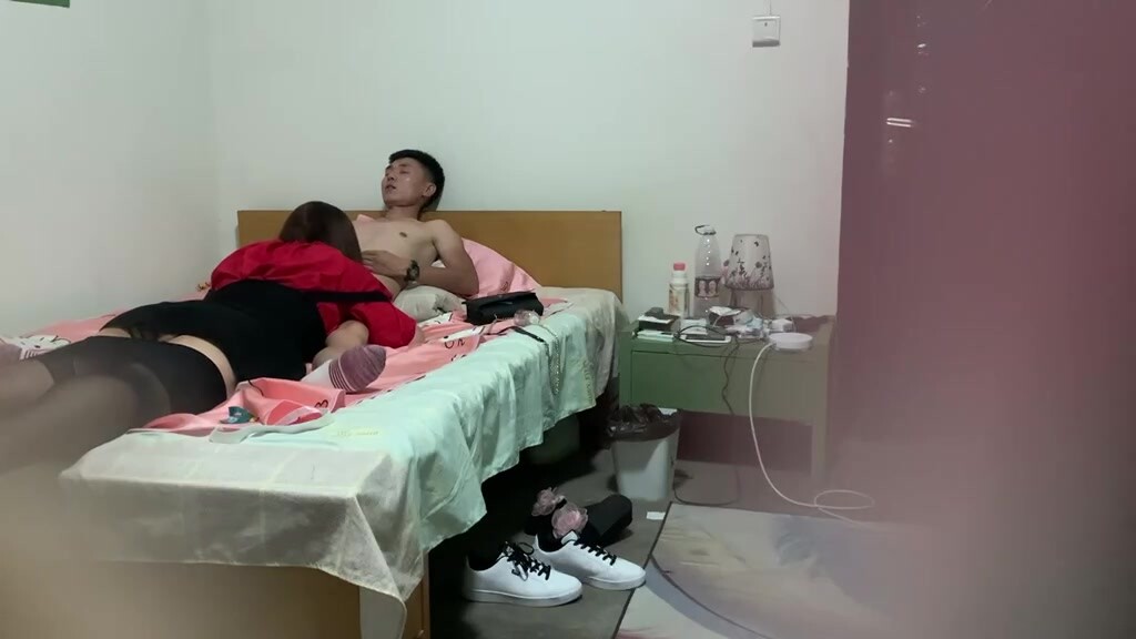 【下集】伪娘芯蕊诱骗直男小哥操逼,骚逼被人捅多了太松,小直男干着没感觉