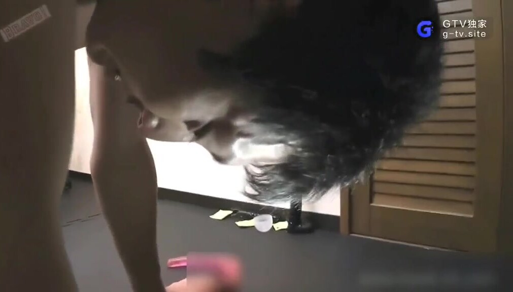 体育生为了赚钱,在健身房被教练艹穴颜射 下集