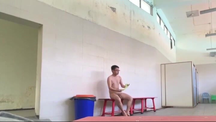 公共浴室大厅自插,勾引到小鸡鸡的胖大叔,大叔想约被拒绝了,鸡鸡太小了还不如自插