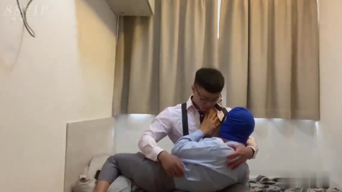 制服中年攻和他的小男友,就喜欢看他一副正经又色迷迷的样子,这翘臀看得我都操了