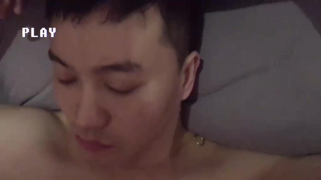 剧情 超帅猛攻趁直男好友喝醉 无套开苞好友 狠操骚逼 忍不住内射 屎和精液一起流出骚逼