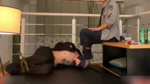 虐保安小哥被反绑虐玩强制撸射上集
