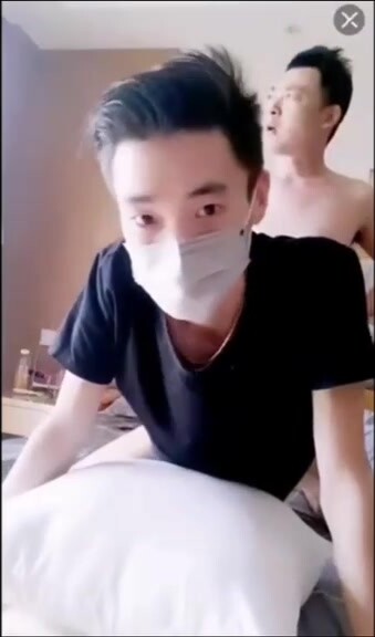 已婚中年大叔背着老婆包养帅哥 虽是大叔依旧爷们帅气操逼超猛 经常到酒店性爱偷情 对女人已不感性趣