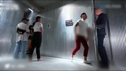 感官世界体验屋实则藏满色情,帅气小伙在里面群p(上)