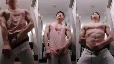 (腹肌巨根) (推荐) 腹肌巨根浴室发情自慰秒射