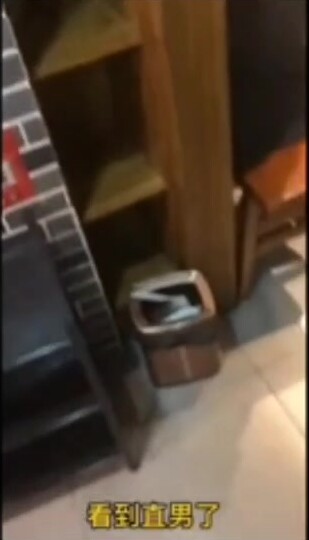 【上】真实拍摄 绿奴骚男勾引直男当S 带到烤肉店里 绿帽老公看着骚逼老婆被直男一步步玩弄