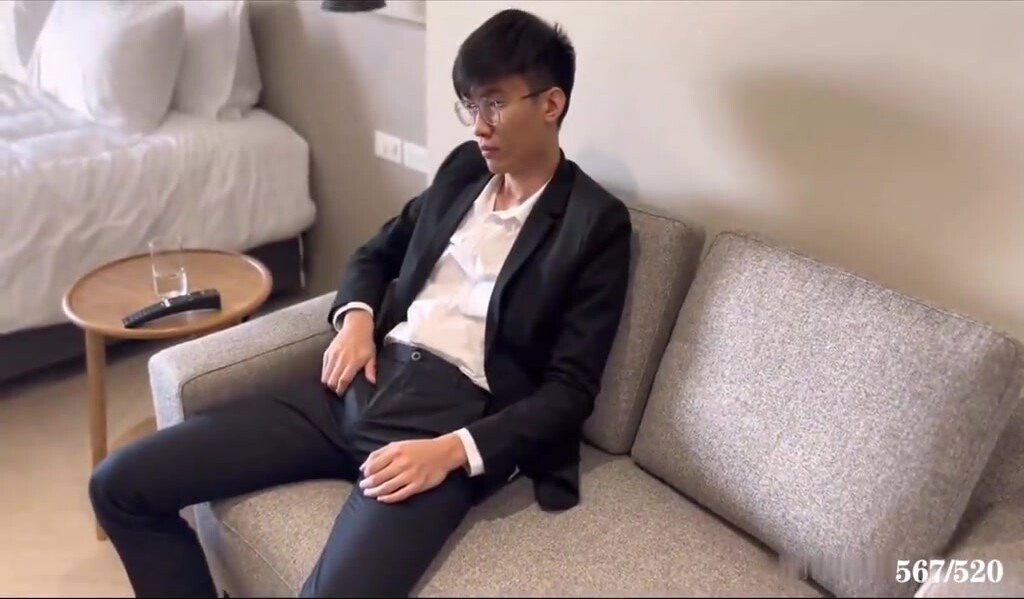 【福利版】《做客的正装朋友》无套嗨操阳台冲动