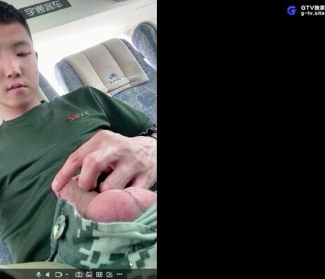 兵哥哥休假回家,网聊被勾引上当在客车上SOLO,喷射在座位上好多精液