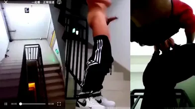 在楼道自撸被上班的邻居撞见,邻居说还没有操过男人要体验一下迫于无奈满足他