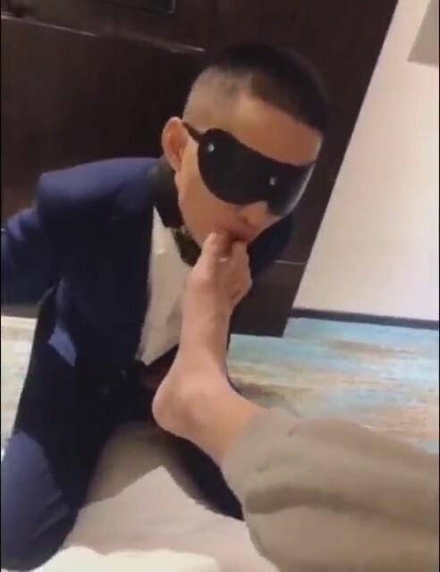寸头正装小狗奴,舔鸡巴吃蛋蛋,被操射