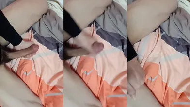 小鲜肉的鸡巴又黑又长,喷射在床上