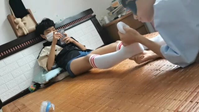 放假回家的鲜肉兄弟饥渴互玩(福利版)