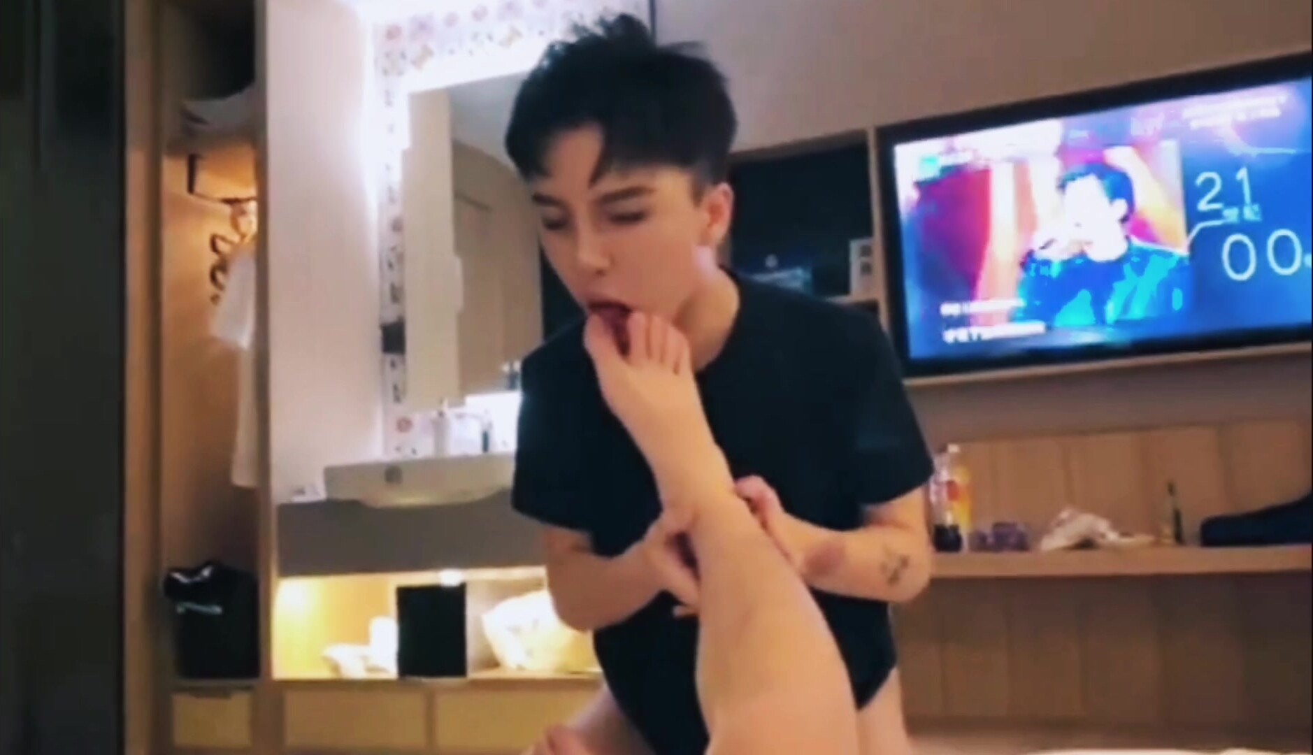 白净小受酒店发骚,被主人调解,操小穴