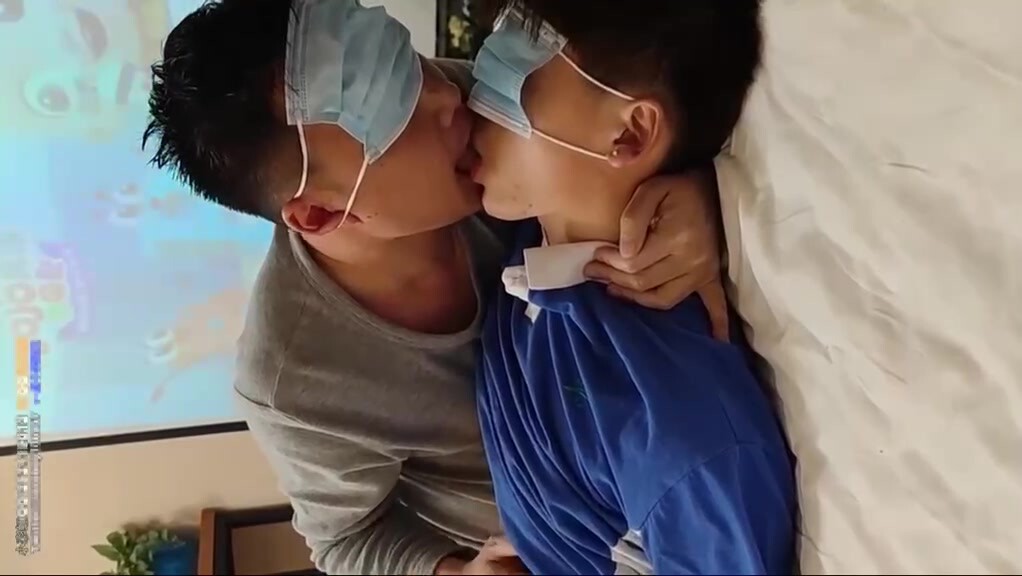 【推荐上集】小叔利诱干儿子开苞他同学,怂恿儿子一起轮操同学