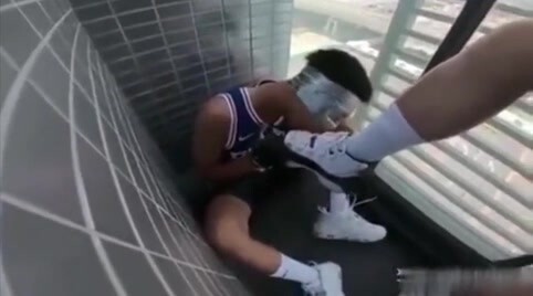 【福利】篮球学弟被调教 偷偷阳台舔脚 吃鸡吧闻鞋射精