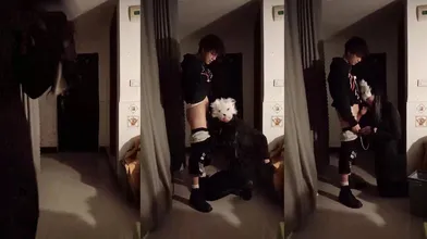 伪娘扮演小母狗勾引直男帅哥,门口等待！
