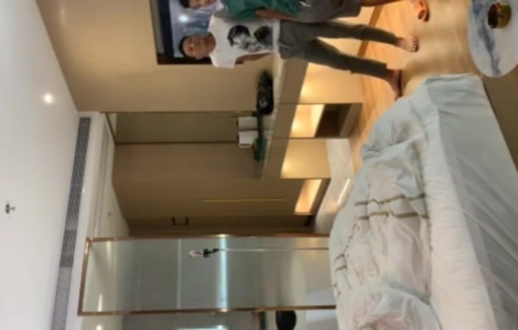 光头大叔金诱帅气直男表兄弟 拿钱办事一起卖力轮操金主 嘴里塞一根菊花里插一条 白嫖上集