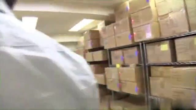 公司淫交,白领帅哥被性瘾老板勾引,在狭小的茶水间用鸡巴乱蹭,按捺不住快感就地正罚把老板操得啊啊叫