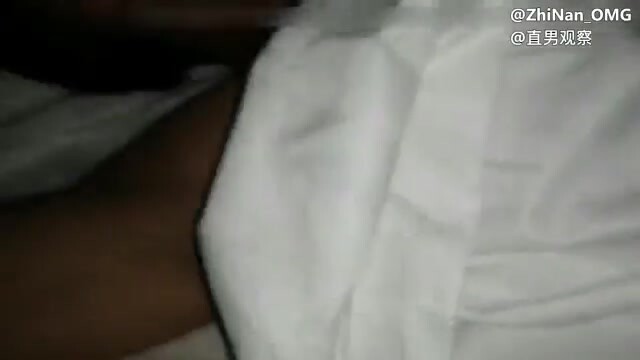 半夜偷吃直男兄弟骚鸡巴,吃直男兄弟精液