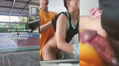 厕所无套校篮球队体育生,全程拍摄,趁他在上厕所时勾引,在隔间捂住嘴巴使劲操,逼里面又热又紧