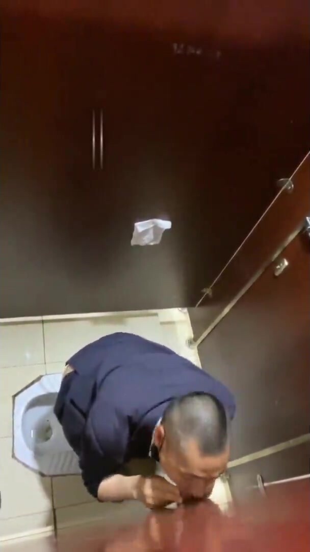 商场洗手间按耐不住精虫上脑就开始啪啪享受被大屌深入