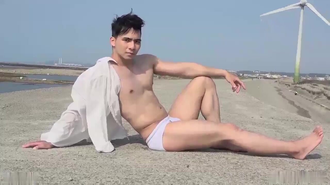 在碧藍天海的映襯之中,精實的肌肉線條越發誘人而閃耀