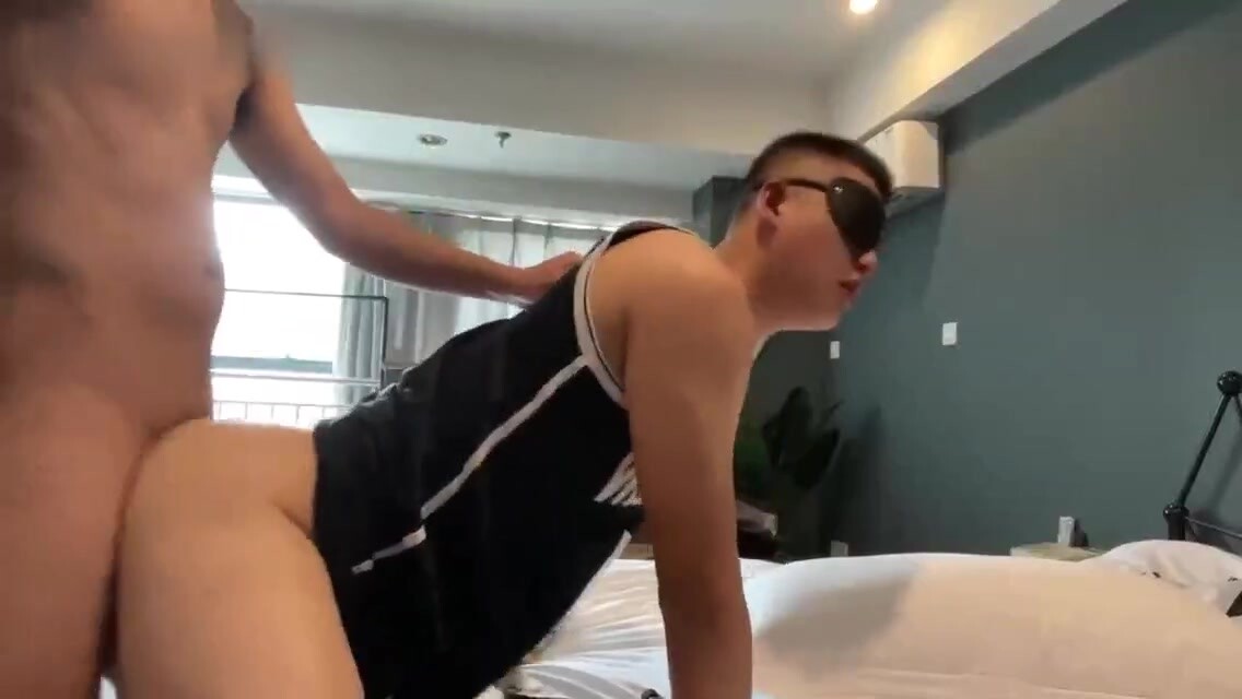 天菜篮球队长私下被玩成狗,抱着猛攻白袜臭脚使劲舔,岔开大腿让大鸡巴随便进出,活生生的性交肉便器