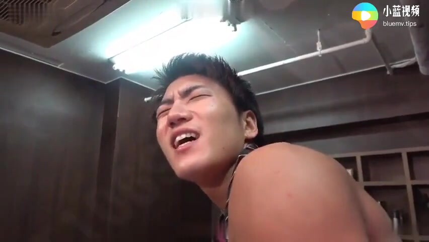 真实真实潜规则 某科技公司新招的男秘书 上班第一天就被老板开苞给操了 下集